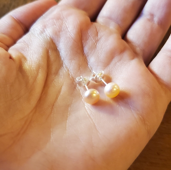 NWOT Tiny 6mm Pink Freshwater Pearl Stud Earrings - Picture 7 of 8
